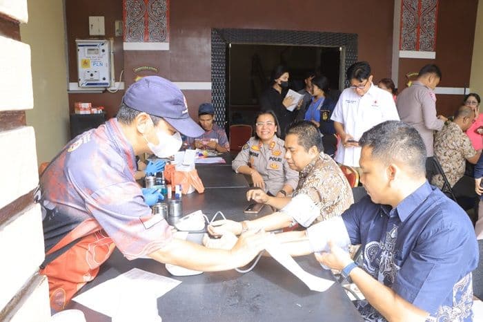 sambut_hari_bhayangkara_ke80_polres_samosir_kumpulkan_80_kantong_darah_dari_aksi_donor_massal