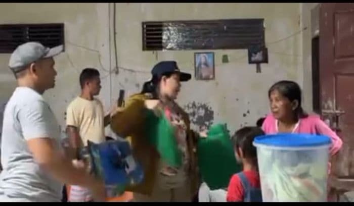 dinkes_tapteng_salurkan_obat_dan_logistik_di_posko_pengungsian_gereja_hkbp_sipange