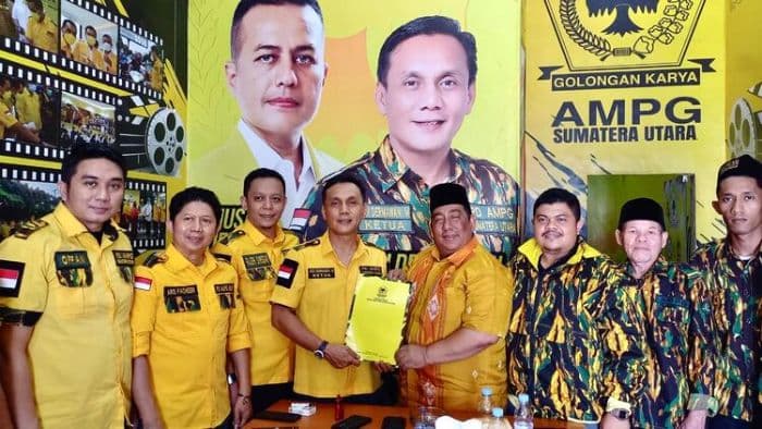 ampg_sumut_serahkan_sk_dukungan_musa_rajekshah_pimpin_golkar_kembali