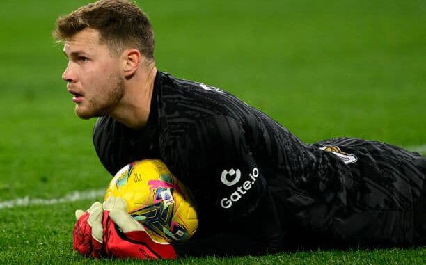 aturan_baru_ifab_kiper_pegang_bola_lebih_dari_8_detik_lawan_dapat_corner_kick