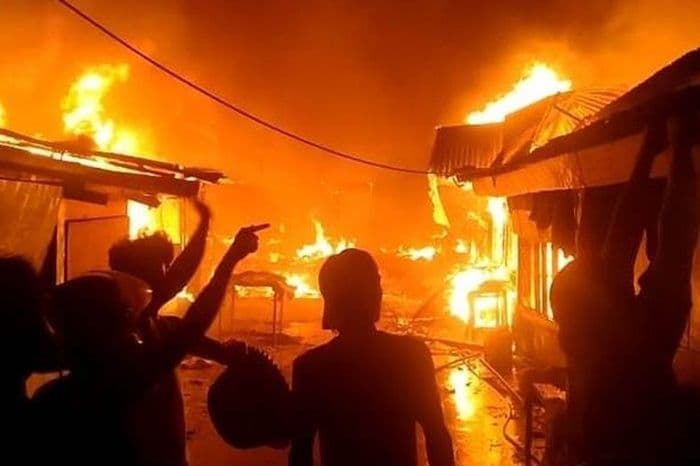 bentrok_hunuthhitu_dipicu_tawuran_pelajar_satu_tewas_dan_belasan_rumah_terbakar