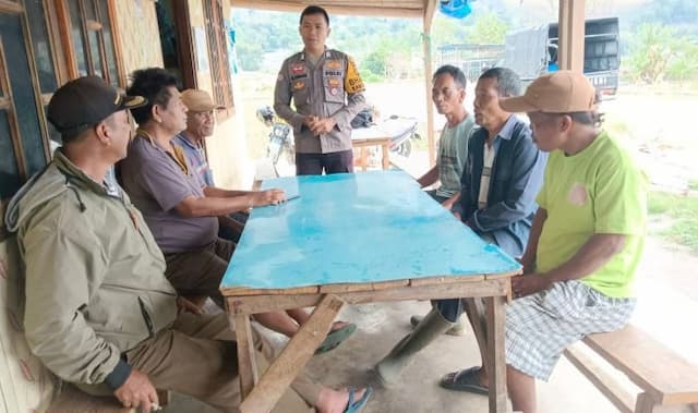 cegah_karhutla_bhabinkamtibmas_polsek_harian_boho_sosialisasi_ke_rumah_warga