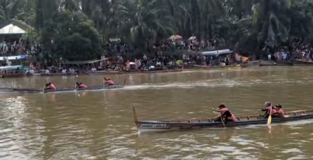 ibuibu_tanjung_pura_adu_cepat_di_lomba_sampan_hut_ri_ke80