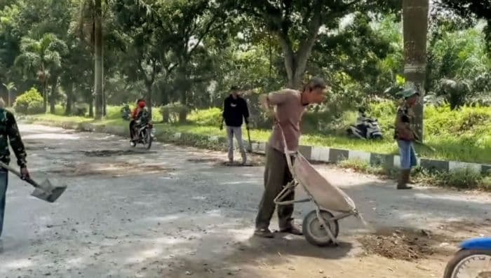 jalan_rusak_dekat_kantor_bupati_tak_kunjung_diperbaiki_warga_tambal_sendiri_jalan_proklamasi_stabat