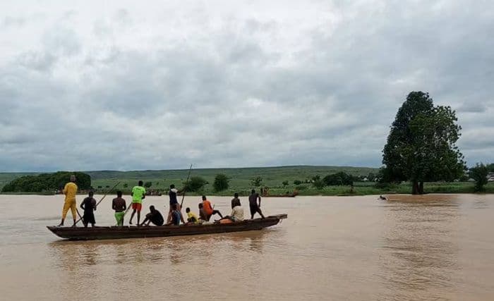 kapal_terbalik_di_nigeria_25_diselamatkan_25_penumpang_hilang
