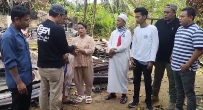 korban_kebakaran_rumah_di_sergai_dapat_bantuan_dari_fpi_tebing_tinggi_