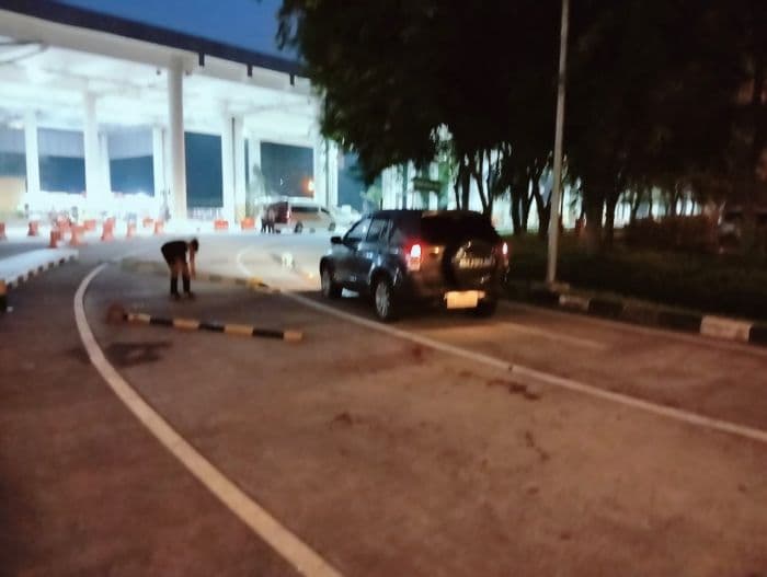 mobil_suzuki_vitara_ngebut_tabrak_pembatas_di_kualanamu