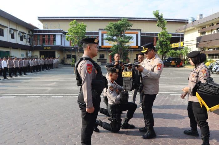 tingkatkan_keselamatan_anggota_kombes_gidion_berikan_rompi_anti_sayat