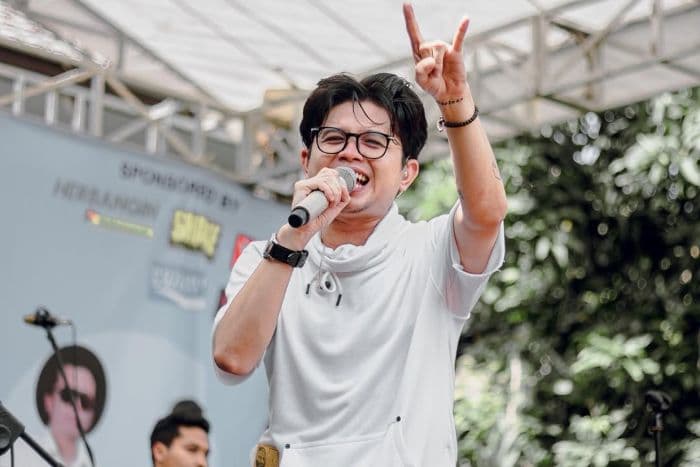 viral_vokalis_juicy_luicy_julian_kaisar_tolak_permintaan_buka_celana_di_kelab_malam