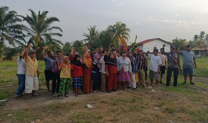 warga_tandam_hilir_i_gelar_aksi_demo_desak_kades_mereka_mundur