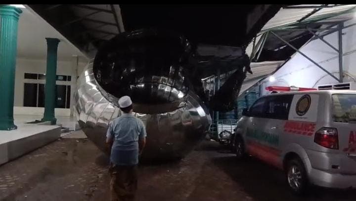 diterjang_angin_kubah_masjid_alhakim_medan_amplas_roboh