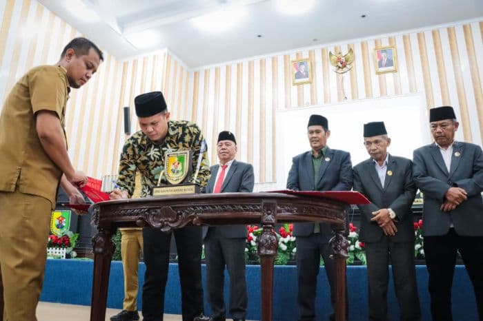 dprd_sergai_sahkan_dua_perda_inisiatif_tentang_pesantren_dan_ekonomi_kreatif_