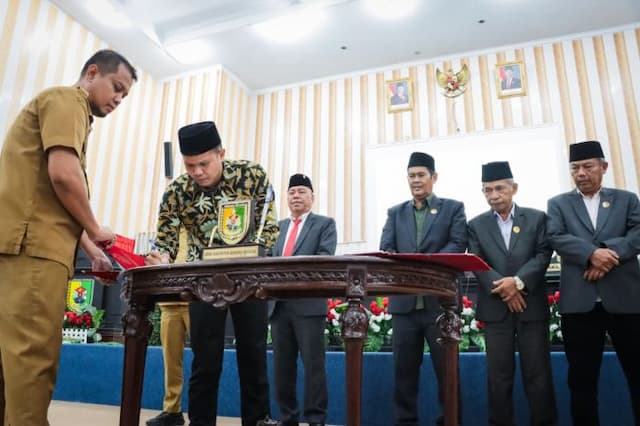 dprd_sergai_sahkan_dua_perda_inisiatif_tentang_pesantren_dan_ekonomi_kreatif_