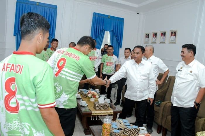 korpri_dambaan_fc_sergai_juara_1_piala_gubernur_disambut_bupati_darma_wijaya_