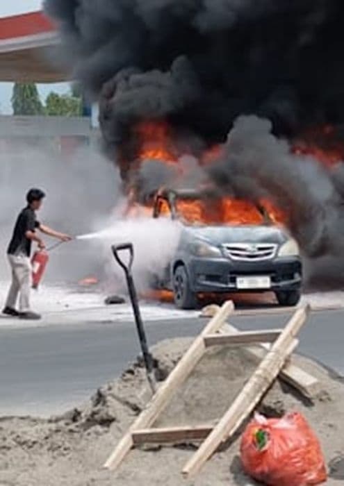minibus_terbakar_saat_isi_bbm_di_spbu_hamparan_perak_sopir_luka_bakar_