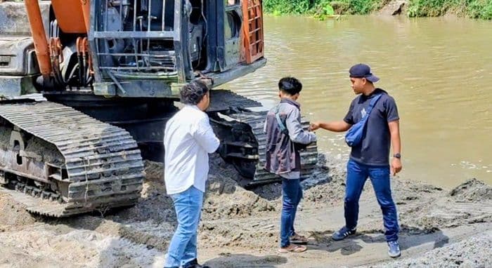polres_batu_bara_gerebek_galian_c_ilegal_di_sungai_daludalu_dua_truk_dan_1_excavator_diamankan_
