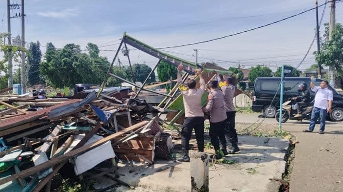 puting_beliung_terjang_medandeli_serdang_80_rumah_warga_terdampak