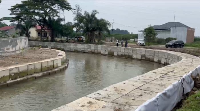 tembok_penahan_banjir_di_sungai_sibarau_tebing_tinggi_rampung_warga_jadi_destinasi_baru