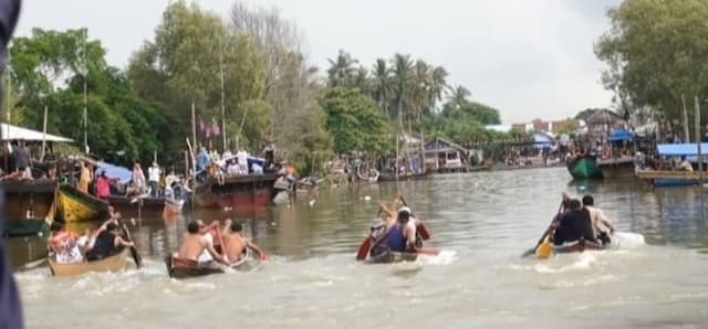 tradisi_sejak_1978_lomba_dayung_sampan_pantai_labu_meriahkan_hut_ke81_ri
