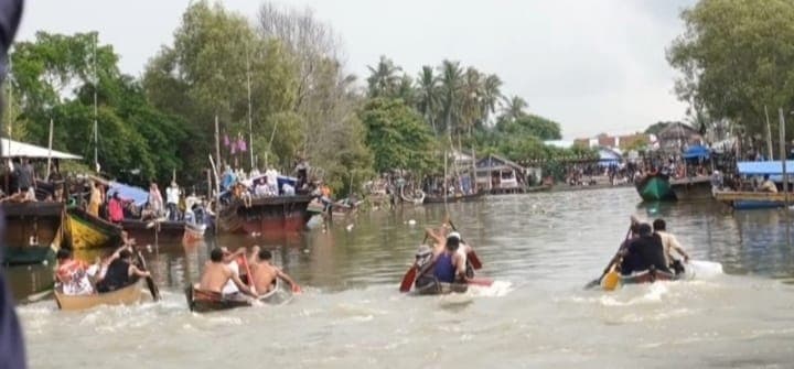 tradisi_sejak_1978_lomba_dayung_sampan_pantai_labu_meriahkan_hut_ke81_ri