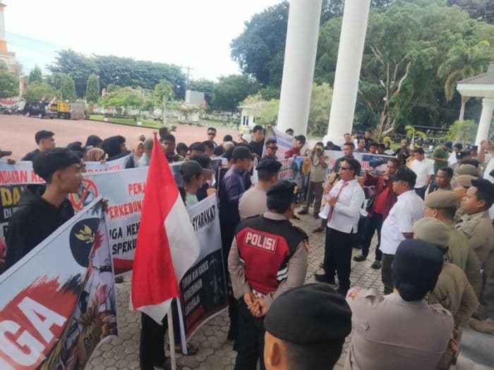 warga_desa_perkebunan_sukaraja_asahan_demo_ke_kantor_bupati_tuntut_pemeriksaan_dana_desa