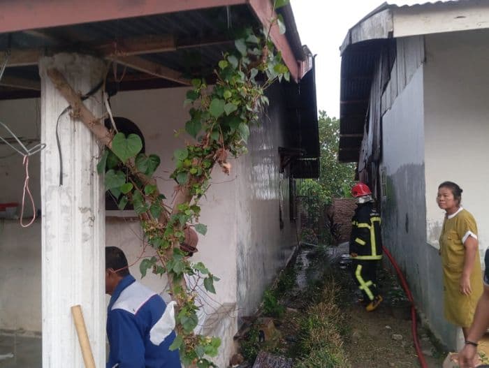 diduga_korsleting_listrik_rumah_di_simarimbun_pematangsiantar_terbakar