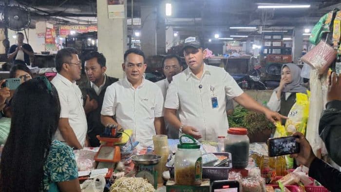 dirut_bulog_sidak_ke_pasar_petisah_pastikan_beras_sphp_tersedia_dan_terjangkau_