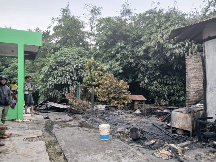 rumah_dan_tempat_usaha_keripik_di_simalungun_ludes_terbakar_saat_penghuni_tidur