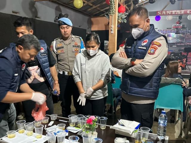 20_pengunjung_kafe_di_balige_positif_narkoba_polres_toba_temukan_barang_diduga_terkait_narkotika