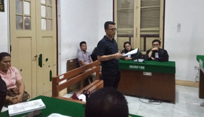 bacakan_pleidoi_mantan_kadinsos_pmd_samosir_singgung_politisasi_di_kasusnya