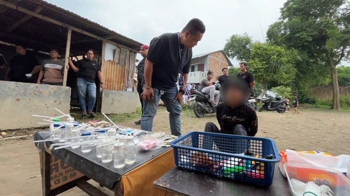 gerebek_sarang_narkoba_gang_pantai_medan_sunggal_pria_19_tahun_ditangkap_belasan_orang_lompat_ke_sungai_