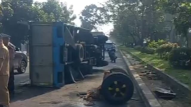 hilang_kendali_truk_pengangkut_kasur_terguling_di_jalan_ah_nasution_medan