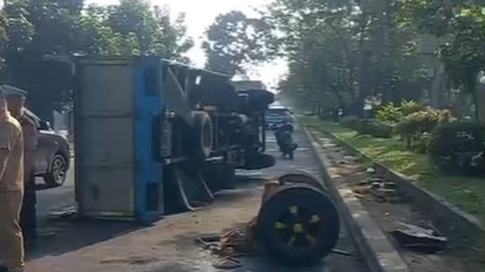 hilang_kendali_truk_pengangkut_kasur_terguling_di_jalan_ah_nasution_medan