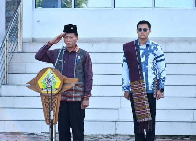 lestarikan_budaya_batak_asn_samosir_kenakan_batik_motif_ulos_pada_peringatan_hari_ulos_nasional