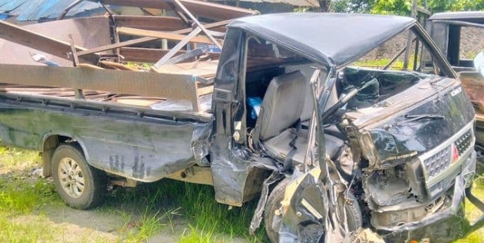 mobil_pikap_l300_bertabrakan_dengan_truk_tangki_di_jalinsum_batu_bara_sopir_luka_berat