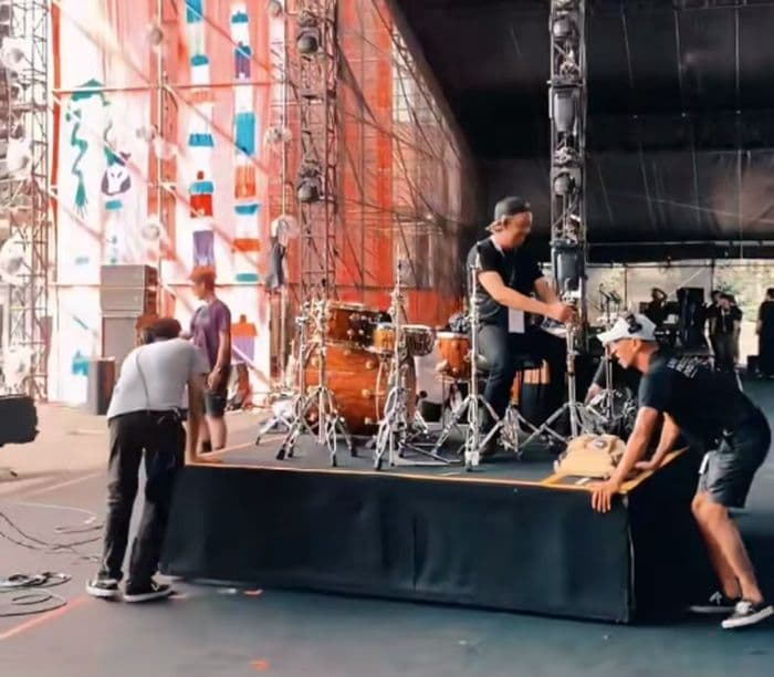 peluk_anak_di_panggung_synchronize_fest_andika_kangen_band_kita_jangan_bubar_lagi_dod_