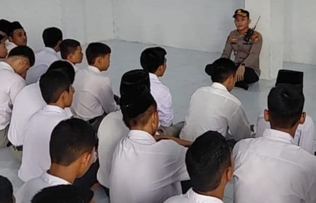 polsek_hamparan_perak_sambangi_pesantren_ajak_santri_jauhi_tawuran_dan_geng_motor