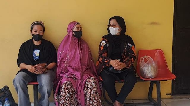 ratap_tangis_naya_agustin_di_rs_bhayangkara_medan_dengar_kabar_suami_tewas_dengan_luka_tembak_di_leher_
