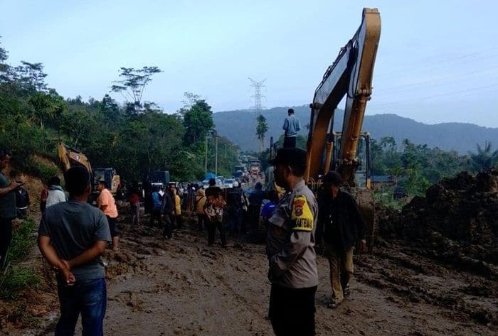 setelah_amblas_pagi_ini_jalan_lintas_sipiroktarutung_belum_bisa_dilalui_