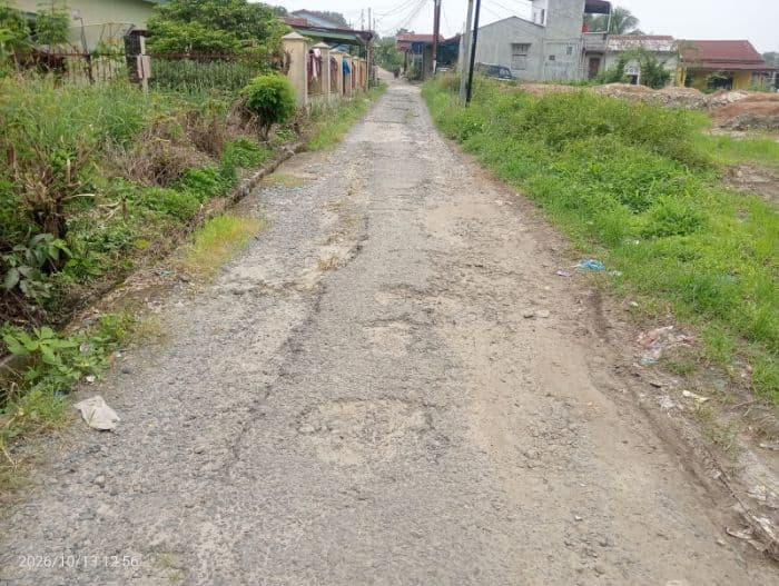 warga_siabalabal_pematangsiantar_keluhkan_jalan_rusak_dan_minim_penerangan