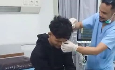 aksi_brutal_begal_di_belawan_pemuda_ditikam_dan_kaca_angkot_dipecahkan
