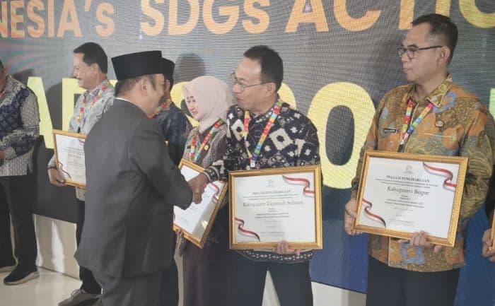 gus_irawan_persembahkan_penghargaan_nasional_untuk_tapsel_di_hut_ke75