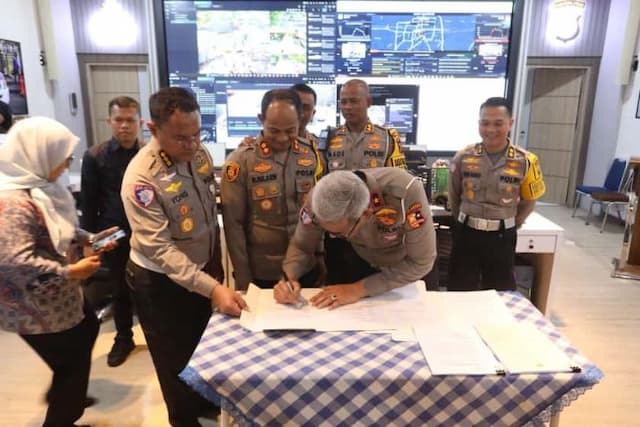 korlantas_serahkan_sistem_smart_city_untuk_perkuat_keamanan_dan_lalu_lintas_di_medan