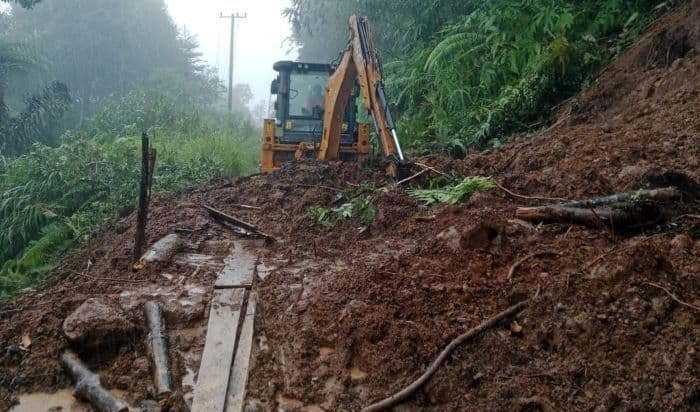 longsor_timbun_jalan_di_kecamatan_tukka_tapteng_dua_desa_dan_satu_kelurahan_terisolasi