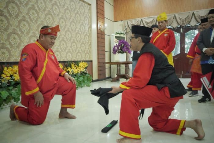 muhammadiyah_nobatkan_bupati_taufik_sebagai_pendekar_kehormatan_tapak_suci