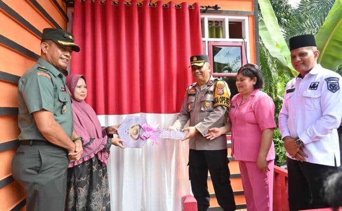 peduli_warga_kurang_mampu_polres_labusel_serahkan_kunci_bedah_rumah_ibu_ariani