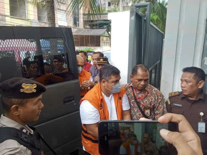 pengawalan_ketat_dan_tangan_diborgol_topan_ginting_cs_diadili_di_pn_medan