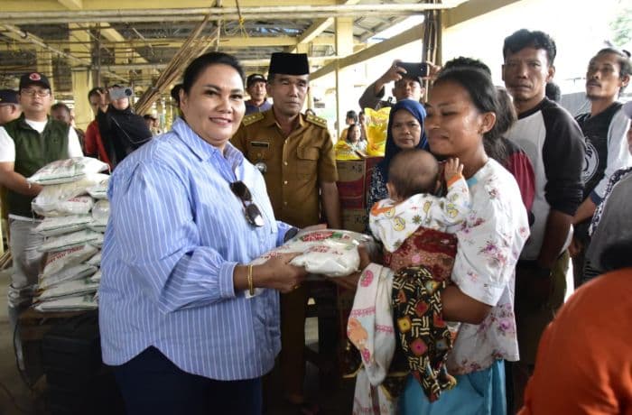 warga_terdampak_banjir_di_tapteng_mulai_terima_bantuan_ini_daftar_kelurahannya