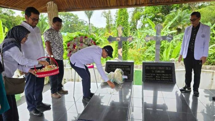 ziarah_hkn_ke61_rsup_h_adam_malik_tabur_bunga_di_makam_dr_fl_tobing