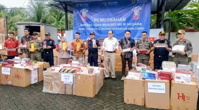 bea_cukai_kuala_tanjung_musnahkan_jutaan_batang_rokok_dan_miras_ilegal_senilai_rp39_miliar_